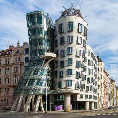 La Casa danzante, uno straordinario edifico dedicato alla grande coppia del ballo formata da Ginger Rogers e Fred Astaire.